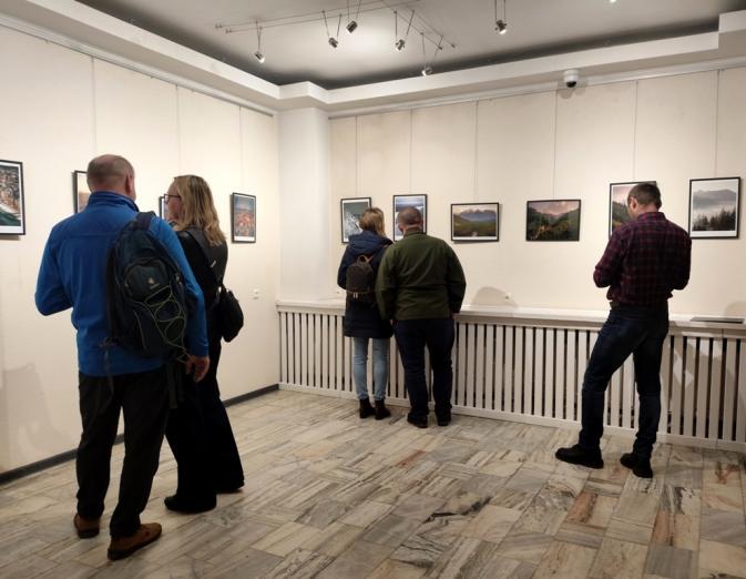 „Z innej perspektywy". Wernisaż fotografii młodego droniarza