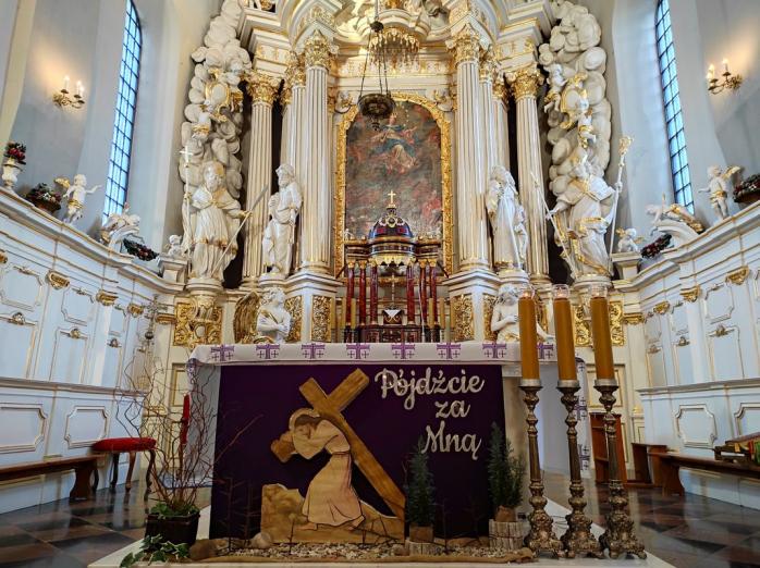 „Panie Jezu, pomóż mi…” – Droga Krzyżowa z udziałem dzieci w siemiatyckiej parafii pw. Wniebowzięcia NMP