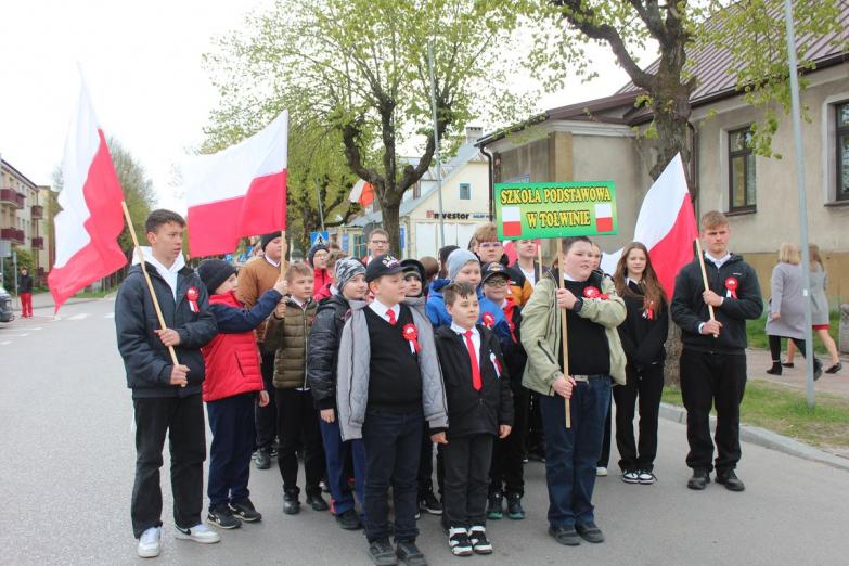 Siemiatycze w biało-czerwonych barwach – młodzieżowa inicjatywa, która połączyła pokolenia